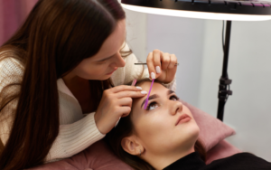 Read more about the article Hybrid Lashes: Eyelash Extensions With Perfect Volume