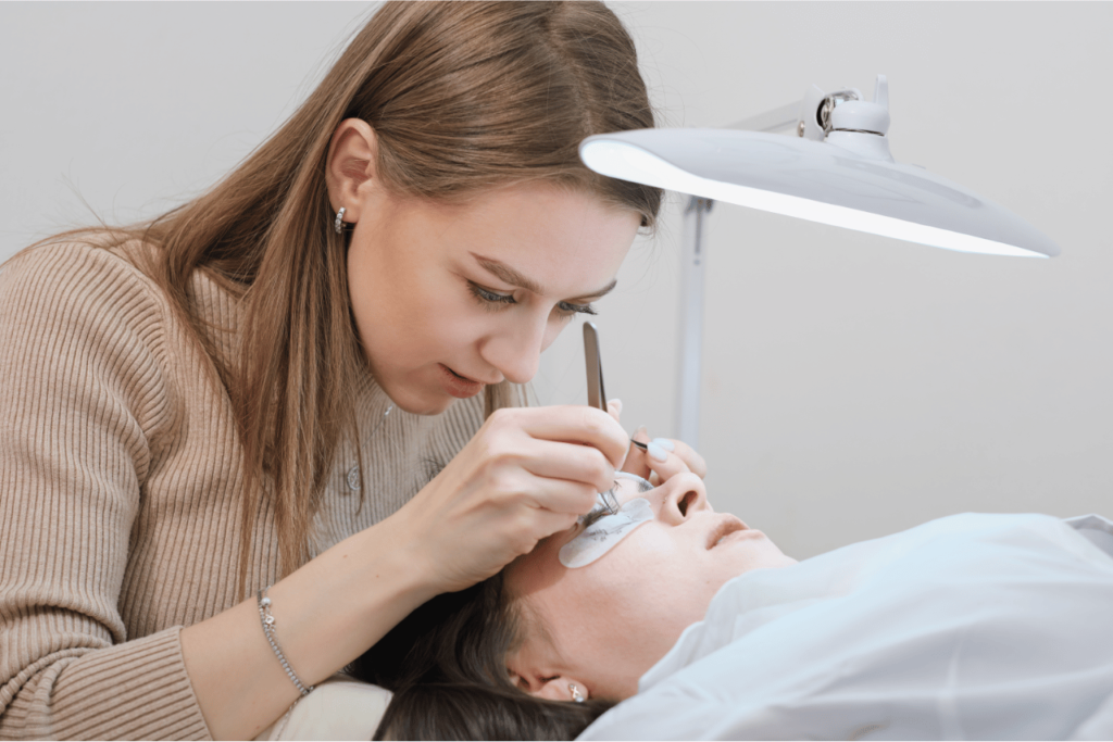 A lash artist using hybrid lashes