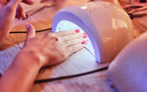 Read more about the article Does Gel Nail Polish Dry on Its Own? Do I Need UV Light?