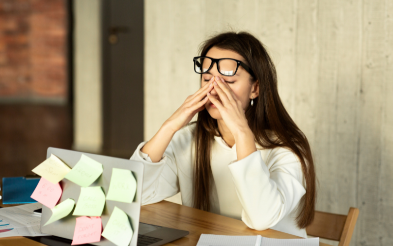 You are currently viewing Why Do My Eyelashes Hurt? Common Causes and Relief Tips